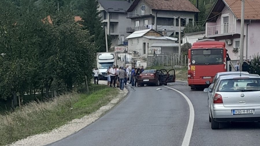 Tragedija kod Tuzle: U sudaru automobila i autobusa poginula jedna osoba