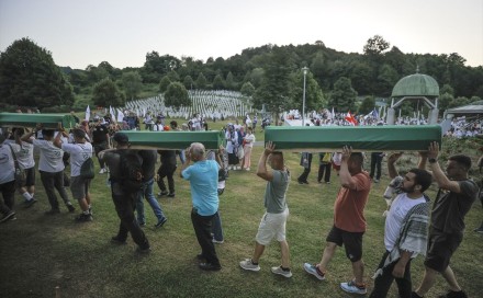 Tabuti 14 žrtava genocida u Srebrenici preneseni na rukama do Musale