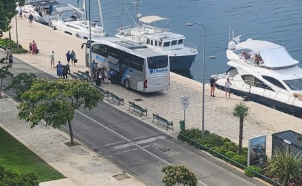 Turisti u Hrvatskoj parkirali autobus nasred rive: Izvalili klupu da mogu proći