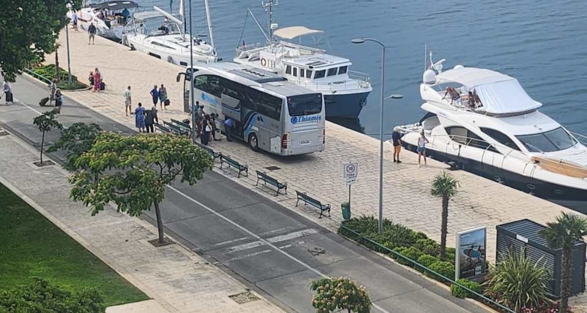 Turisti u Hrvatskoj parkirali autobus nasred rive: Izvalili klupu da mogu proći