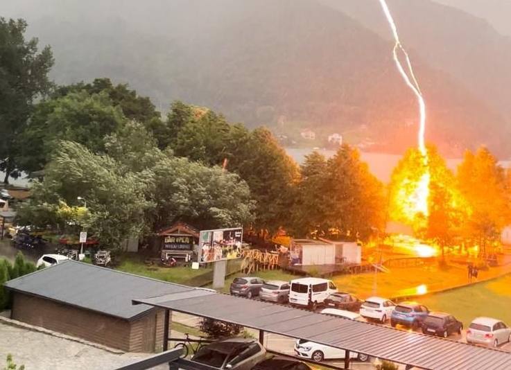 Nesvakidašnji prizor: Pogledajte udar groma na Plivskom jezeru