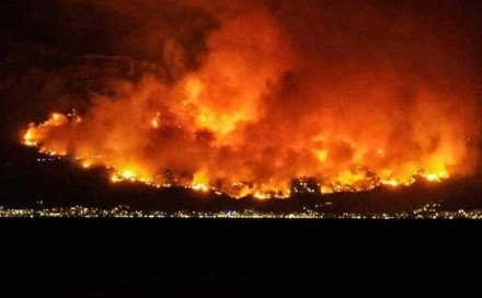 Pred vatrogascima besana noć: Požar u Tučepima i dalje aktivan, vatra se širi na okolna mjesta