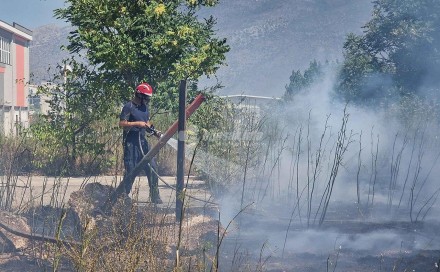 Veliki broj objekata u Mostaru ugrožen zbog požara koji se širi