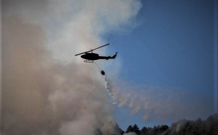 Helikopter OS BiH od jutarnjih sati gasi požar na Tjentištu