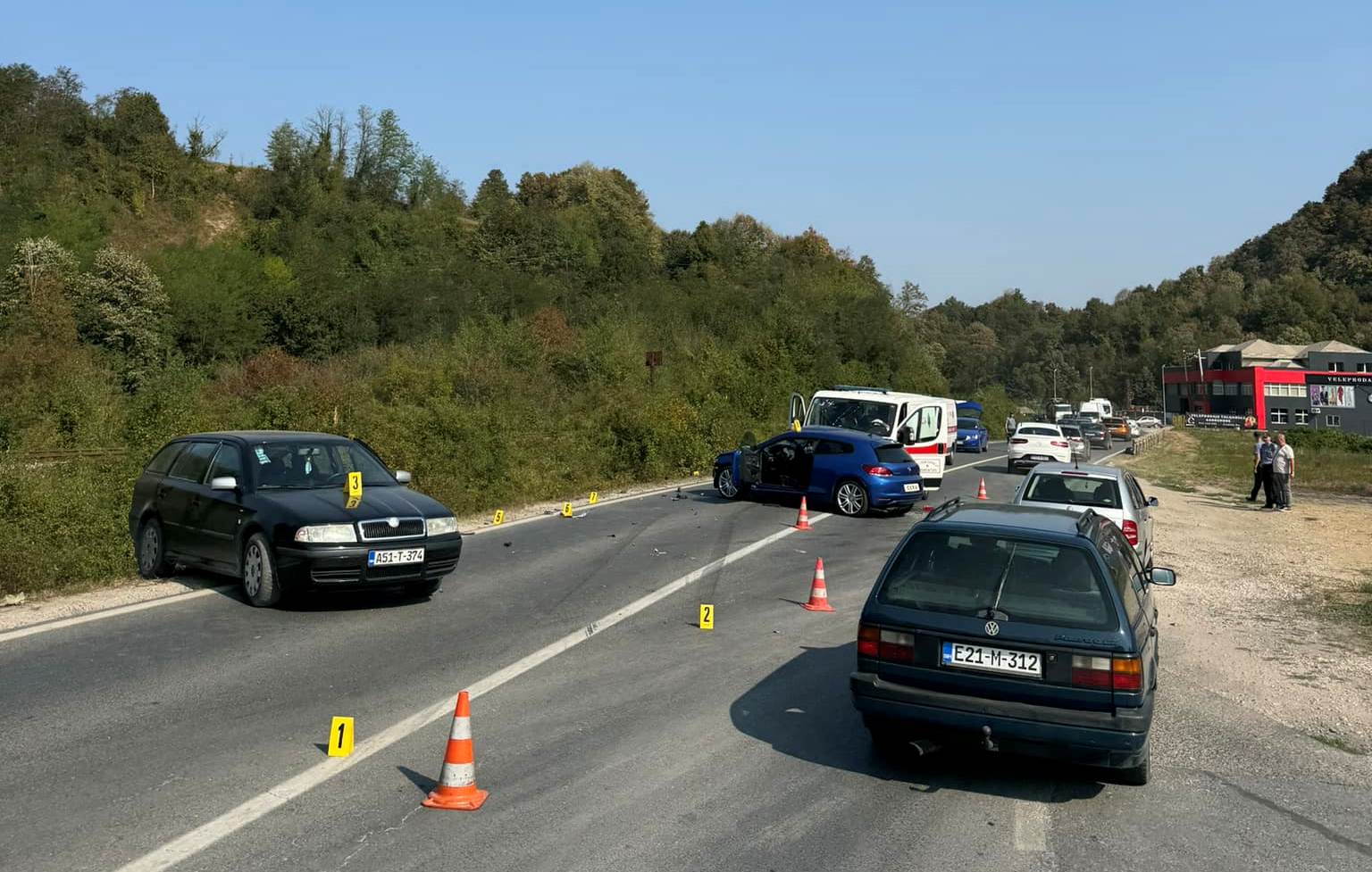 U saobraćajnoj nezgodi kod Srebrenika povrijeđene dvije osobe, saobraćaj u potpunosti obustavljen