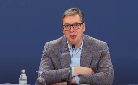 Vučić na pressu priča o izvrtanju demokratije, citirao naslove regionalnih medija