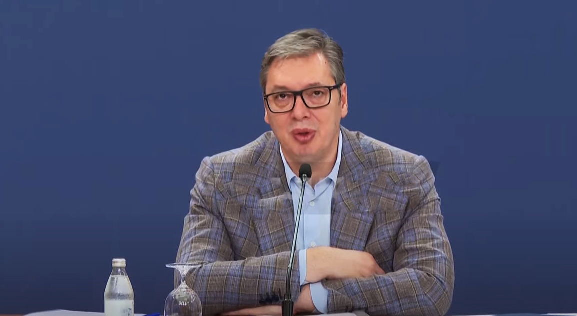 Vučić na pressu priča o izvrtanju demokratije, citirao naslove regionalnih medija