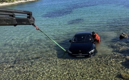 U alkoholiziranom stanju udario pješaka i pobjegao: Automobil koji je vozio završio u moru