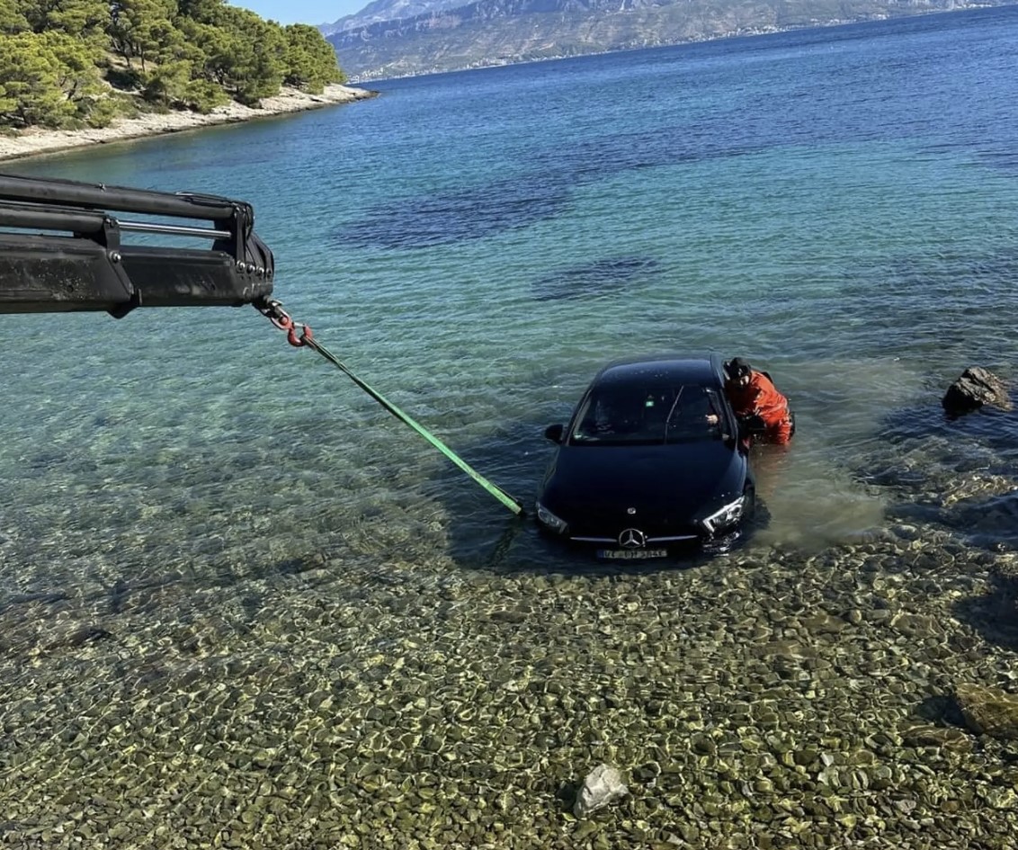 U alkoholiziranom stanju udario pješaka i pobjegao: Automobil koji je vozio završio u moru