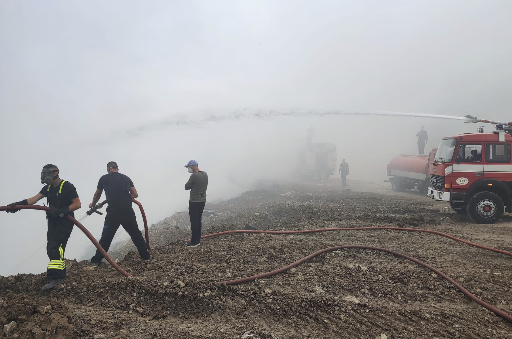 Četvrti dan borbe protiv požara na deponiji otpada u Kladnju