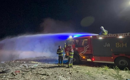 Požar na tuzlanskoj deponiji pod kontrolom, na terenu dežuraju ekipe Komunalca