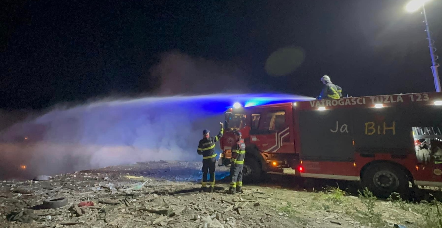 Požar na tuzlanskoj deponiji pod kontrolom, na terenu dežuraju ekipe Komunalca