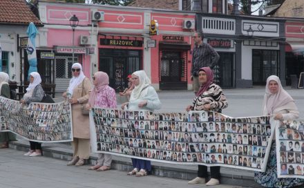 Majke Srebrenice održale mirno okupljanje u Tuzli: Svakog 11. ćemo podsjećati na istinu