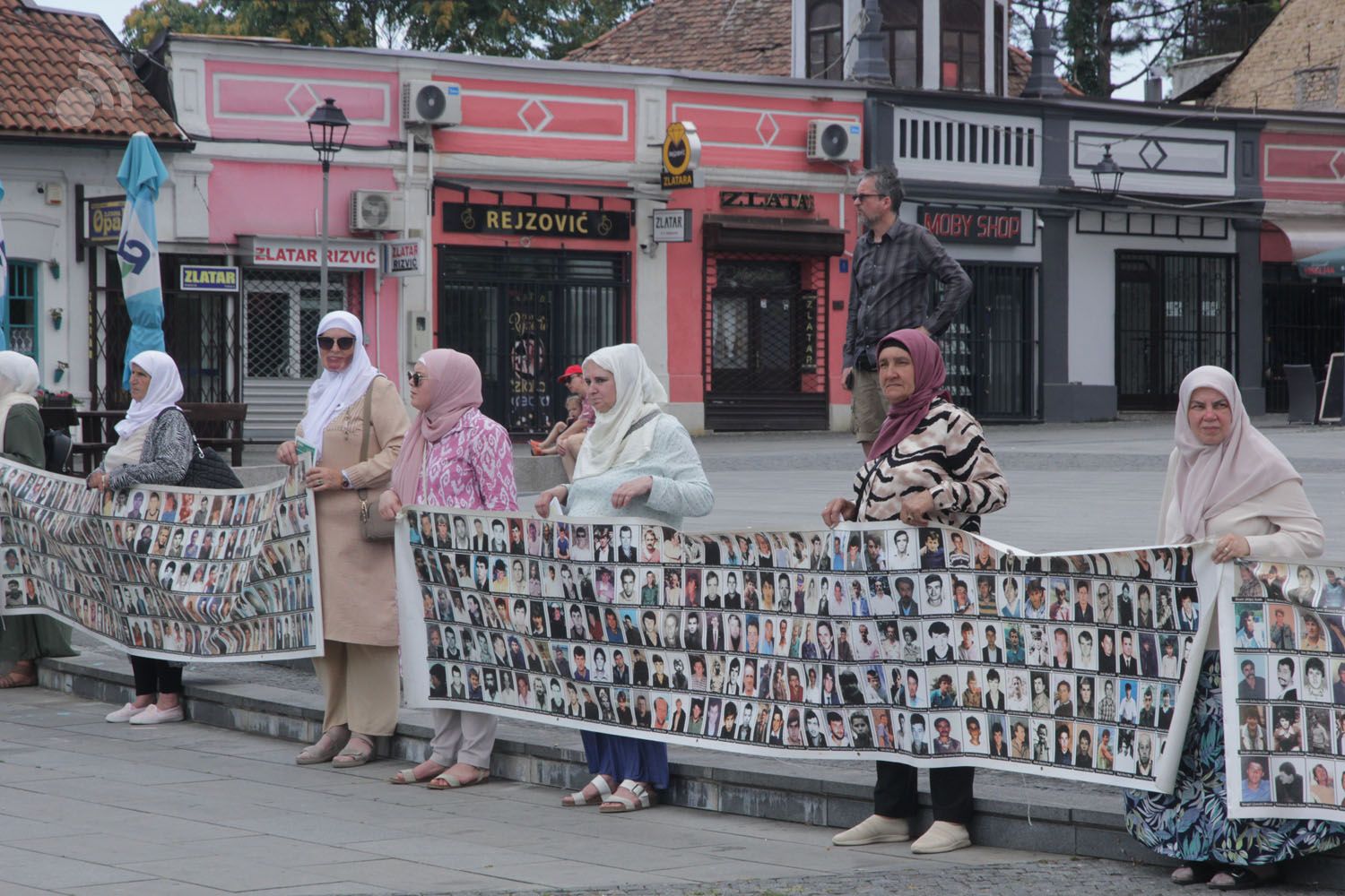 Majke Srebrenice održale mirno okupljanje u Tuzli: Svakog 11. ćemo podsjećati na istinu