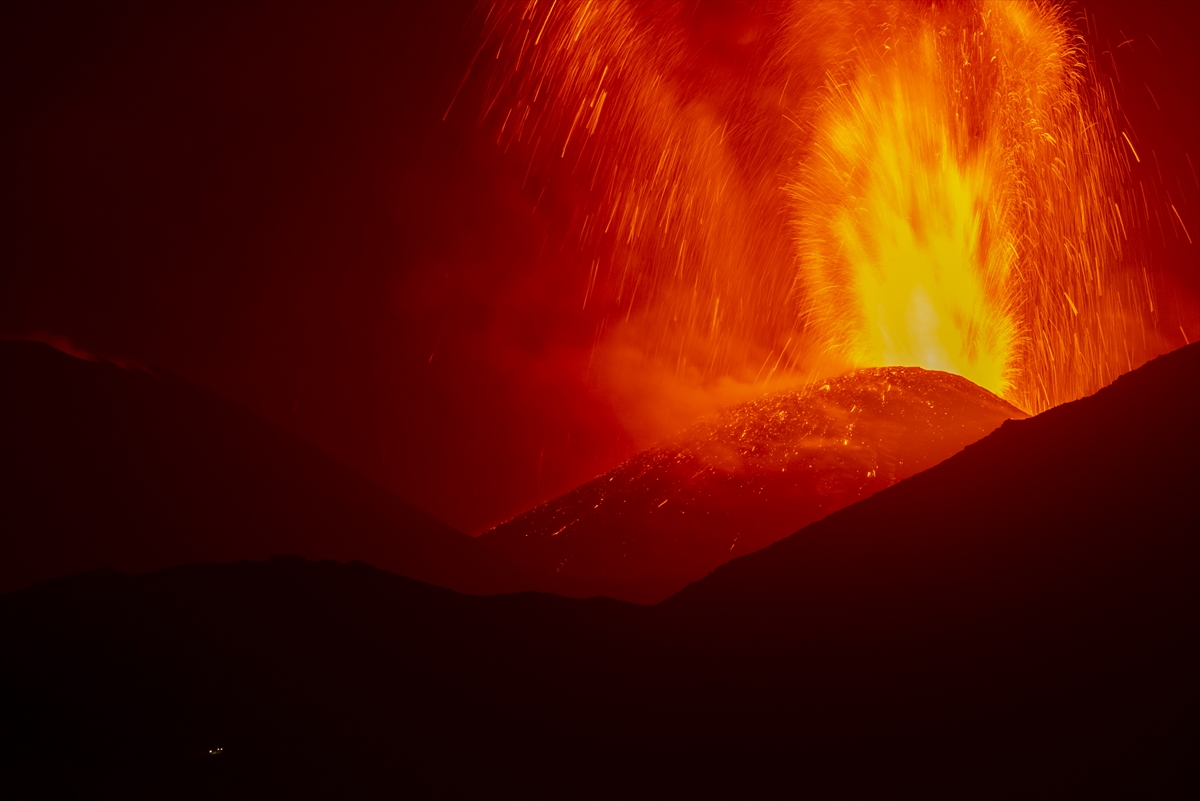 Vulkan Etna ponovo izbacuje pepeo i lavu, erupcija poremetila vazdušni promet