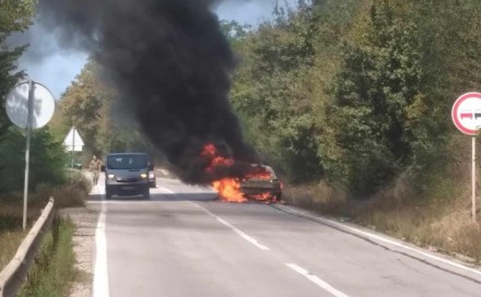 Gori automobil na cesti u Kladnju: Još se ne zna uzrok