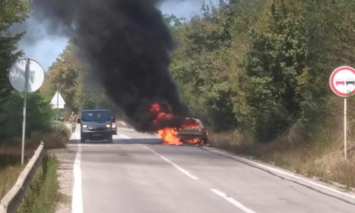 Gori automobil na cesti u Kladnju: Još se ne zna uzrok