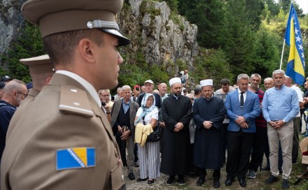 Obilježena 32. godišnjica strijeljanja logoraša na Korićanskim stijenama