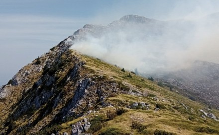 Požar na Bjelašnici se širi i silazi u šumu, potrebna intervencija helikoptera