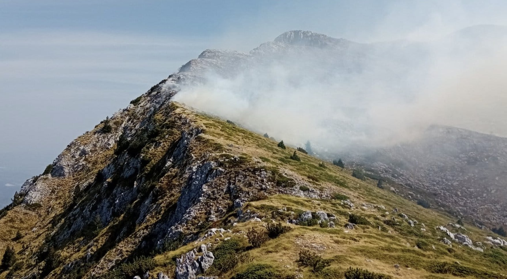 Požar na Bjelašnici se širi i silazi u šumu, potrebna intervencija helikoptera