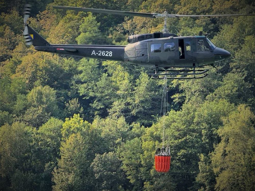 Helikopteri OS BiH pojačanim angažmanom gase požar na Tjentištu