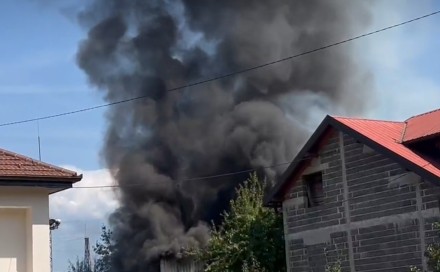 U naselju u Sarajevu izbio veliki požar: Gore porodična kuća, štala i šupa