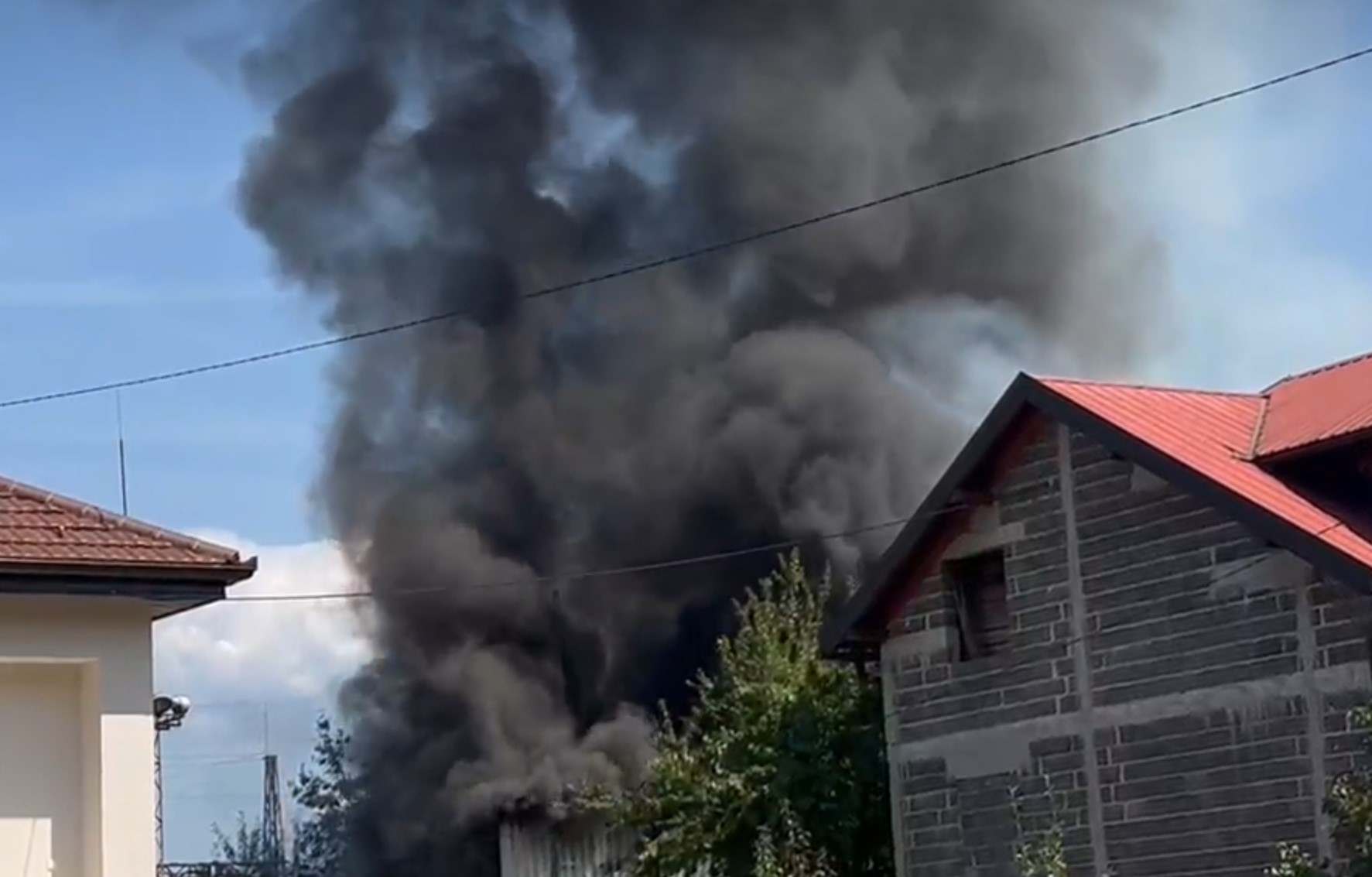 U naselju u Sarajevu izbio veliki požar: Gore porodična kuća, štala i šupa