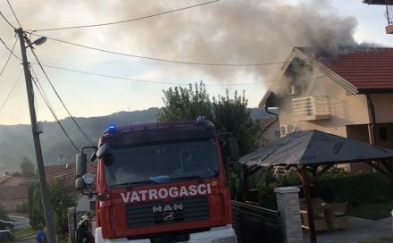 Požar u porodičnoj kući u Solini: Vatrogasci na terenu