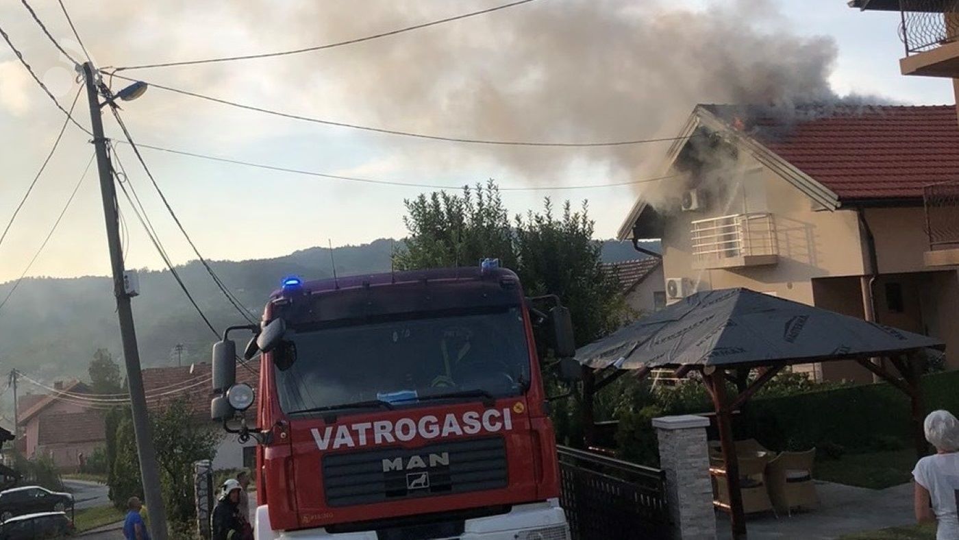 Požar u porodičnoj kući u Solini: Vatrogasci na terenu