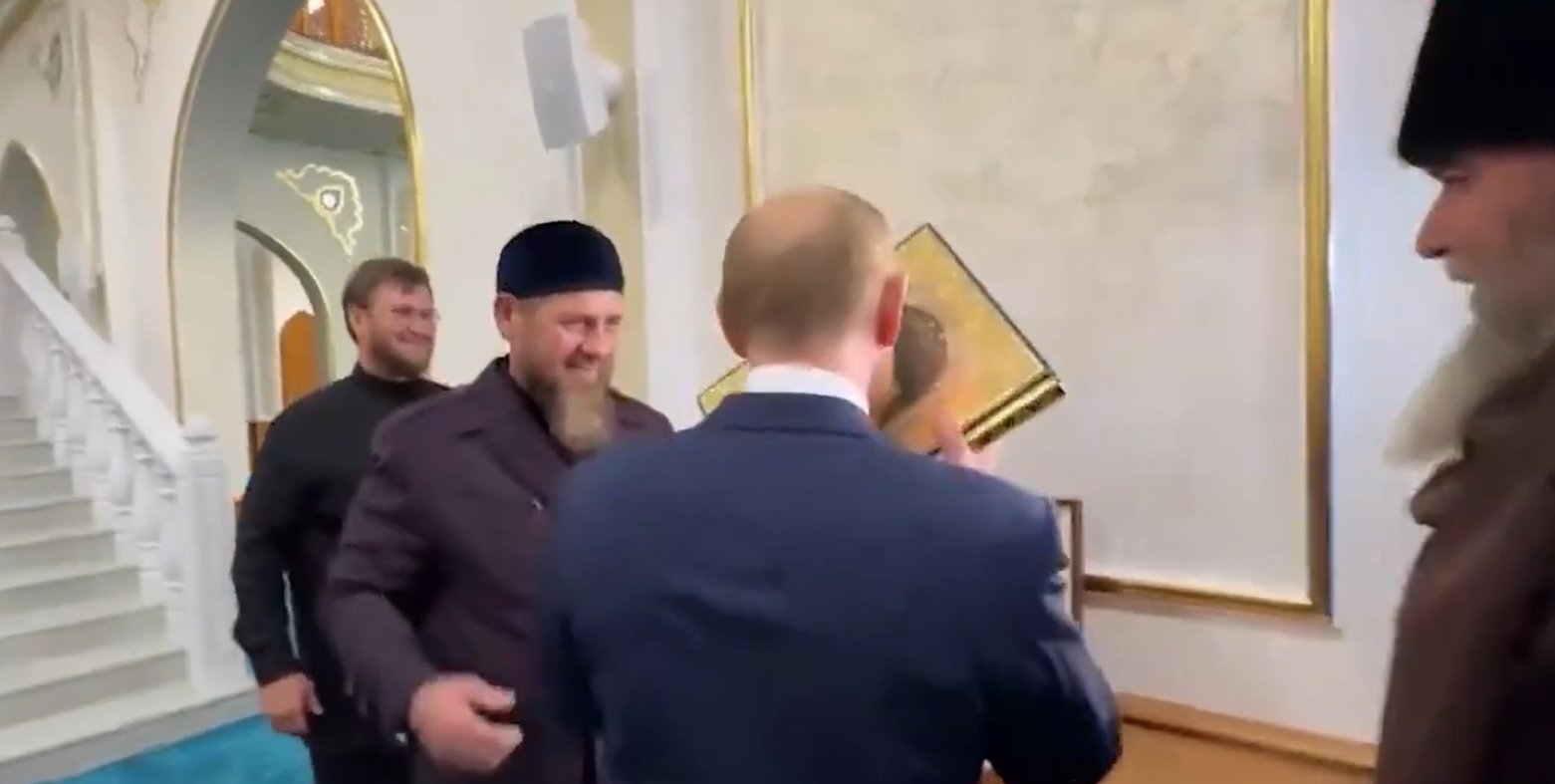 Putin poljubio Kur'an tokom posjete džamiji "Isaa, a.s." u Groznom