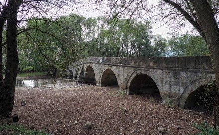 Zbog nedostatka padavina nivo rijeke Bosne ispod Rimskog mosta veoma nizak