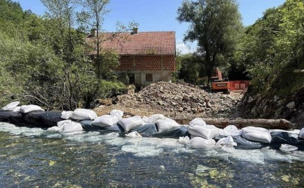 Mještani spriječili probijanje investitora do gradilišta na Uni, za sutra najavili proteste