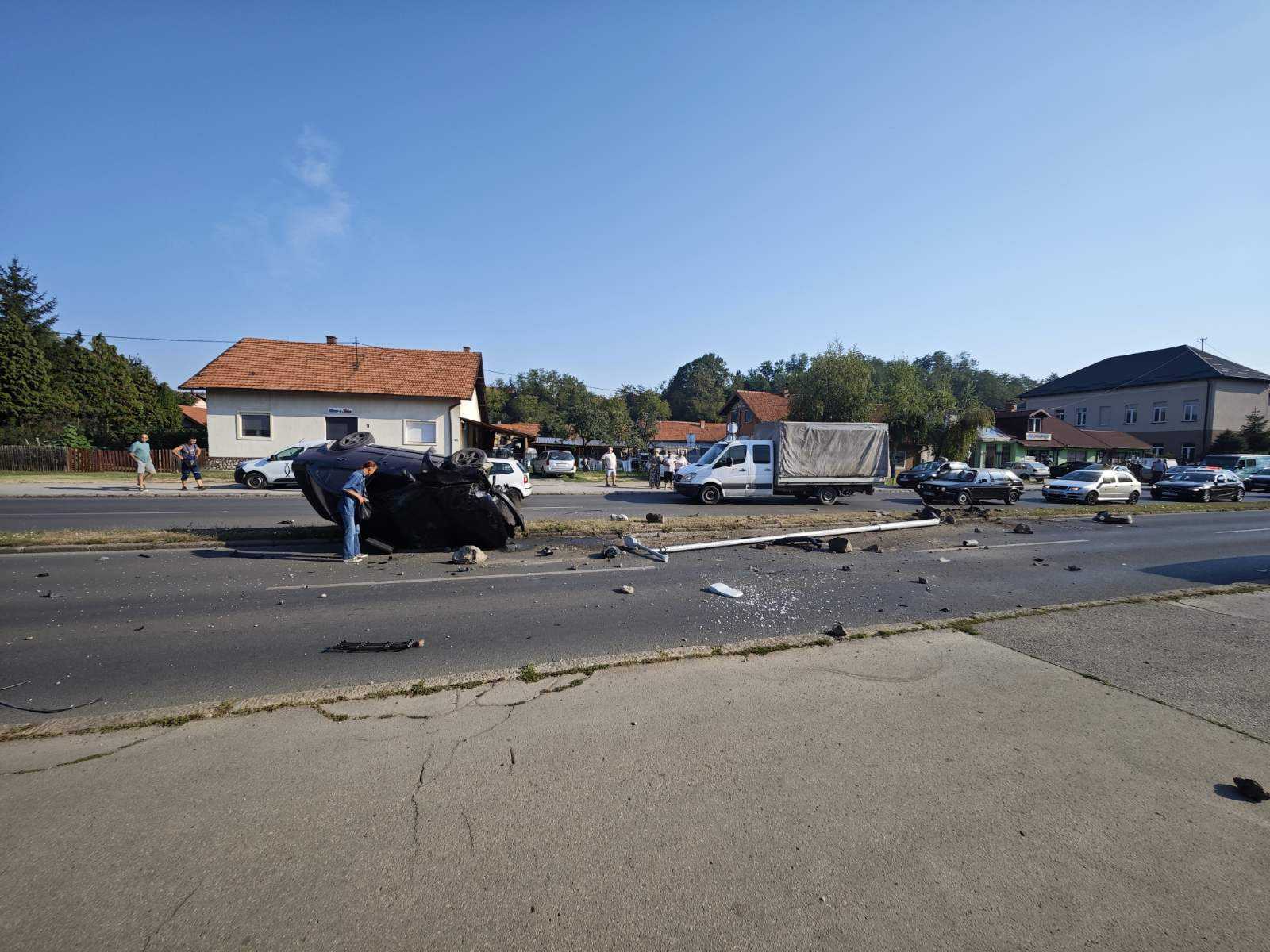 Teška saobraćajna nesreća u Tuzli: Povrijeđene tri osobe