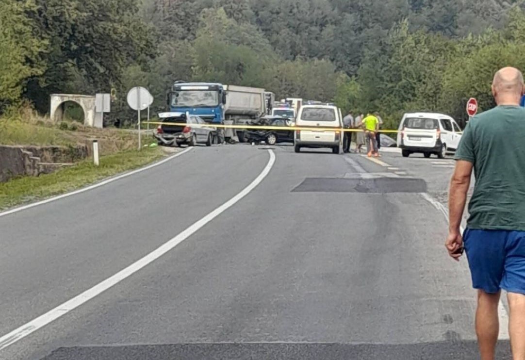 Teška saobraćajna nesreća kod Žepča: Sedam osoba povrijeđeno u sudaru kamiona i četiri automobila