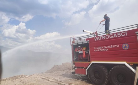 U Tuzlanskom kantonu u protekla 24 sata ugašeno devet požara: Deponija u Kladnju još uvijek gori