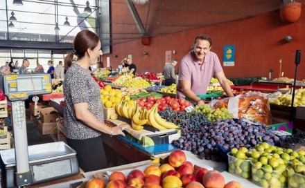 Na pijaci u Merkuru: Kako je Enis Bešlagić pokupovao svu robu sa štanda za samo pet minuta?