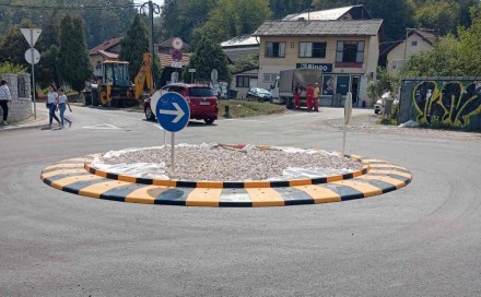 U naselju Ši Selo završeni radovi na postavljanju kružnog toka