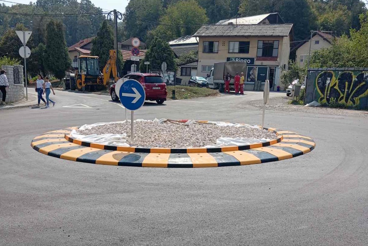 U naselju Ši Selo završeni radovi na postavljanju kružnog toka