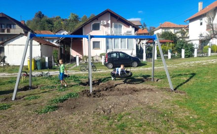 U Tuzli na dječijim igralištima započelo montiranje novih ljuljaški, tobogana i klackalica