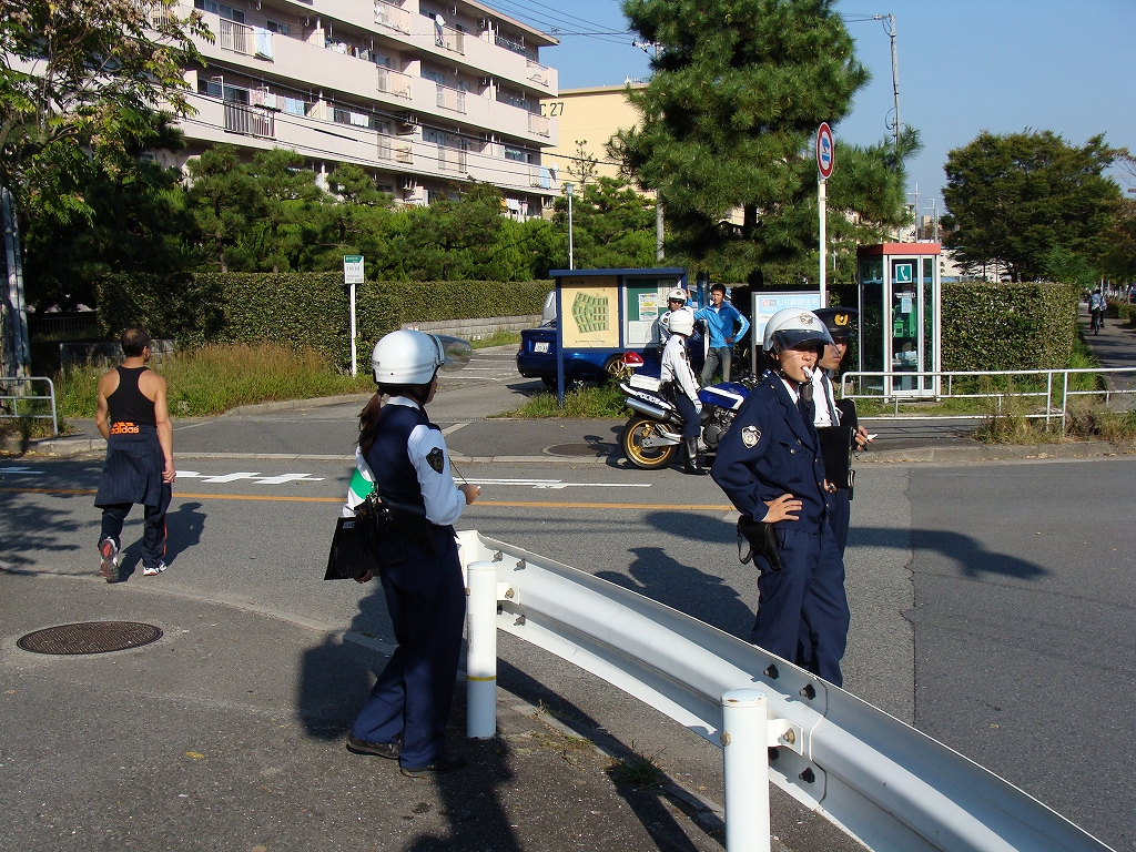 Tinejdžerka u Japanu izvršila samoubistvo skokom sa zgrade: Pala na prolaznicu te preminula