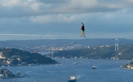 Muškarac u Istanbulu hodajući po žici prešao s azijskog na evropski kontinent