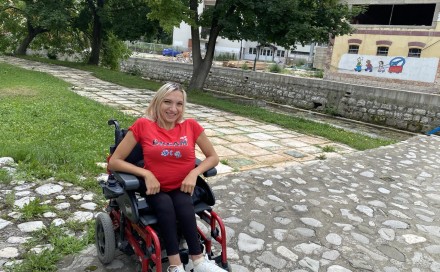 Pomozimo 28-godišnjoj Almi iz Travnika: Sa stopostotnim invaliditetom živi od sedme godine