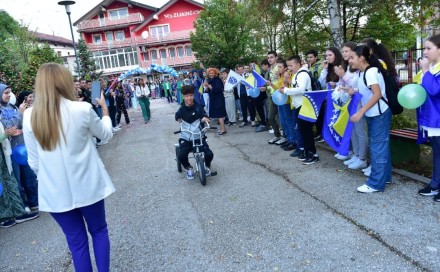 Ismail Barlov se vratio u školu, priredili mu prizor koji će vječno pamtiti