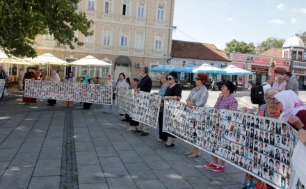 Dugogodišnja borba srebreničkih majki: I danas su iz Tuzle poslale poruke borbe za istinu i pravdu