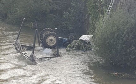 Tragedija u Živinicama: Muškarac izgubio život nakon slijetanja s traktorom u rijeku Gostelju