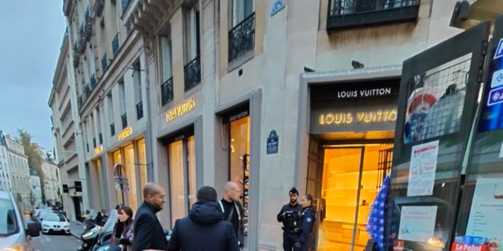 U Parizu autom provaljeno u Louis Vuitton prodavnicu, u manje od pet minuta pokrali sve