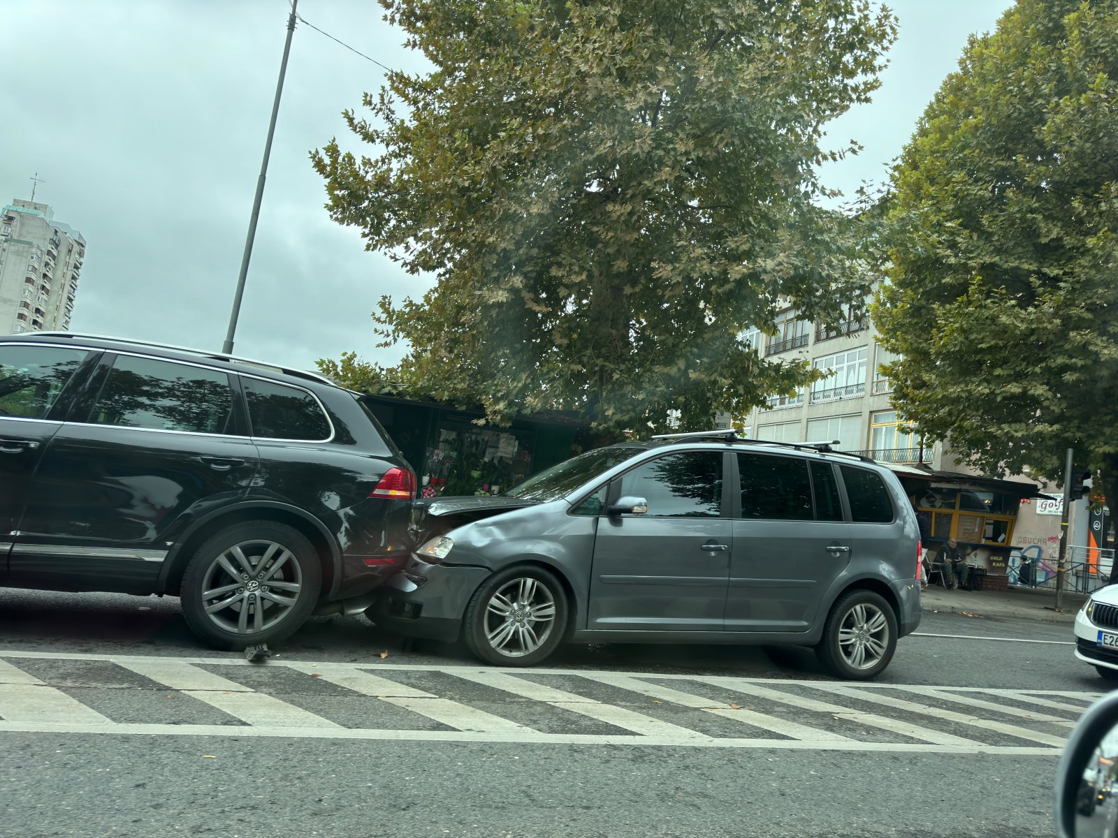 Saobraćajna nezgoda kod male pijace u Tuzli, povrijeđena jedna osoba