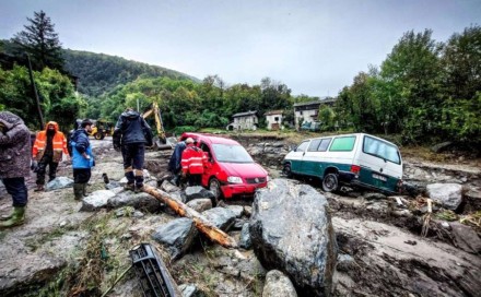 Jaka oluja zahvatila Italiju: Traga se za muškarcem čiji traktor je odnijela bujica