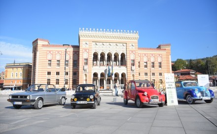 Svjetski dan turizma: Kod sarajevske Vijećnice oldtimeri i autobus iz 1963. godine