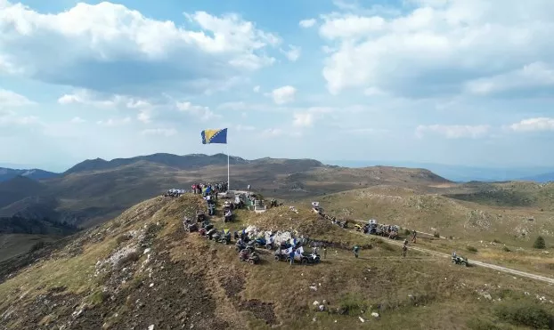 Na Jahorini uklonjena zastava BiH, Elek poručio: 'Samo zastava RS će se vijoriti'